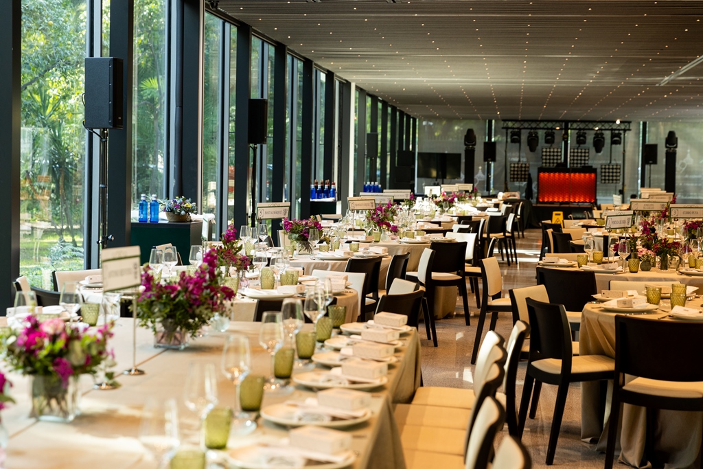 Boda banquete en El 29 Mesas para banquete de boda frente al parque María Luisa
