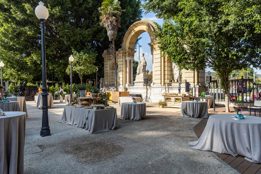 boda coctel el 29 Montaje de mesas para celebración tipo cóctel