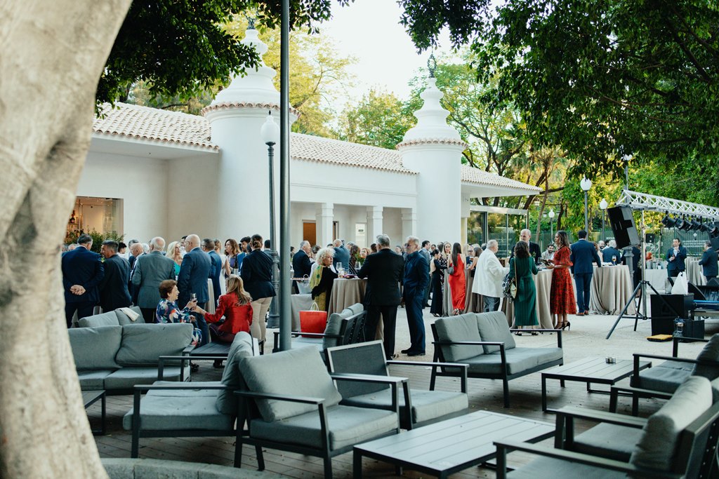 asistente a cóctel celebrado en la terraza de el 29